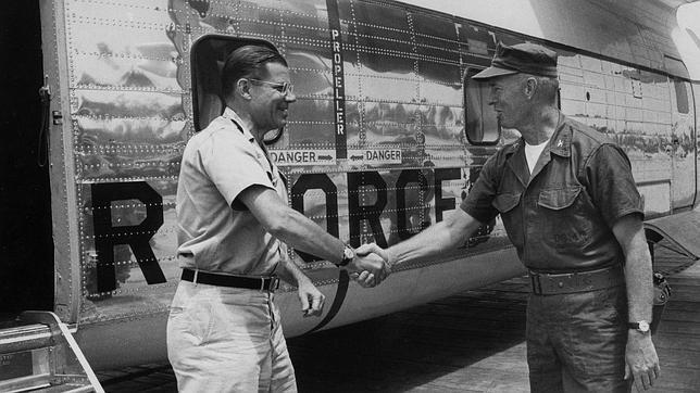 El secretario de Defensa estadounidense, Robert McNamara (i), a su llegada a Vietnam en 1965